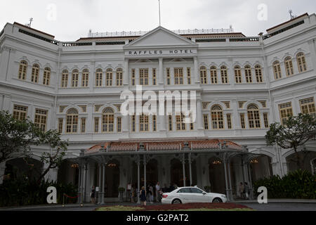 Le monde célèbre l'Hôtel Raffles à Singapour Banque D'Images