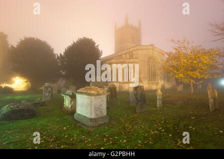 L'église Saint Édouard dans le brouillard, Stow-on-the-Wold, Cotswolds, Gloucestershire, Angleterre, Royaume-Uni, Europe Banque D'Images