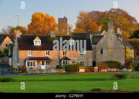 Cottages en pierre de Cotswold sur village green en automne, Minster Lovell, Cotswolds, Gloucestershire, Angleterre, Royaume-Uni, Europe Banque D'Images