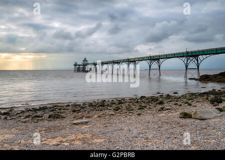 Ciel orageux sur Clevedon Pier sur la côte du Somerset Banque D'Images