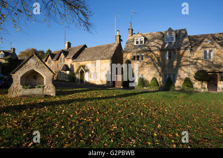 Cottages en pierre de Cotswold en automne, Lower Slaughter, Cotswolds, Gloucestershire, Angleterre, Royaume-Uni, Europe Banque D'Images