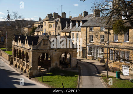 Halle et maisons en pierre de Cotswold le long de High Street, Chipping Campden, Cotswolds, Gloucestershire, Angleterre, Royaume-Uni Banque D'Images