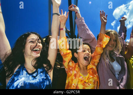 Les adolescentes crient avec les armes levées lors d'une promenade à Adventure Island. Southend-on-Sea. Essex. Angleterre. ROYAUME-UNI. Banque D'Images