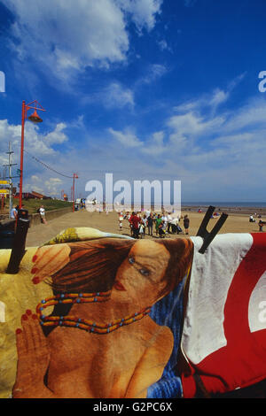 Serviettes de plage à vendre le long de la promenade de Mablethorpe. Lincolnshire, Angleterre. UK. L'Europe Banque D'Images