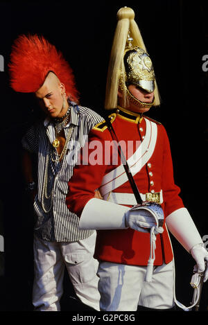 Punk Rocker Matt Belgrano, 'le gentilhomme' signifie punk avec un membre de la Household Cavalry, Horse Guards Parade, Londres, Angleterre, Royaume-Uni, circa 1980 Banque D'Images