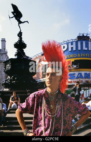 Matt Belgrano 'le gentilhomme' punk à Piccadilly Circus. London UK 1986 Banque D'Images