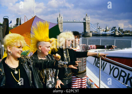 Quatre femmes punks pointant vers le Virgin Atlantic Challenger II bateau. Londres. UK. L'Europe Banque D'Images