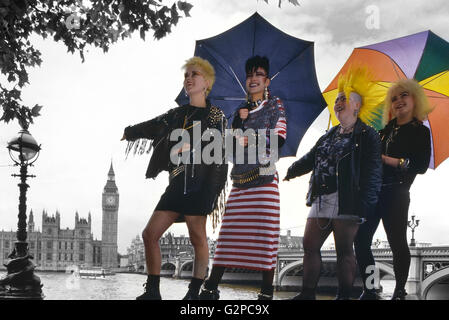 Quatre femmes punks se faisant passer de l'autre côté de la rivière des Maisons du Parlement. Londres. UK. L'Europe Banque D'Images