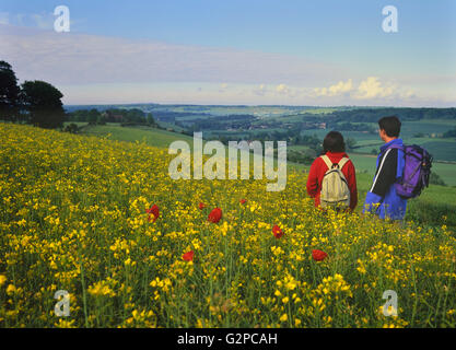 Un couple de randonneurs. Wye Downs. Kent. L'Angleterre. UK Banque D'Images