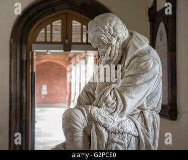 Statue de Galileo dans le hall d'entrée de l'Université Queens. Belfast, en Irlande du Nord, Royaume-Uni. L'Europe Banque D'Images