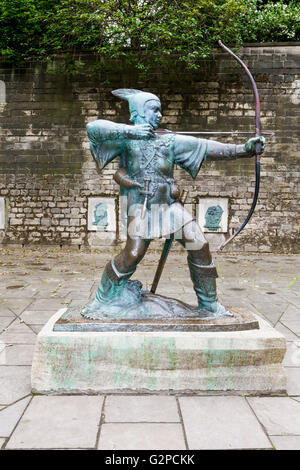 Statue de Robin des Bois, le château de Nottingham, Nottingham, England, UK Banque D'Images