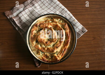 Gâteau fait maison avec du fromage et de chard Banque D'Images