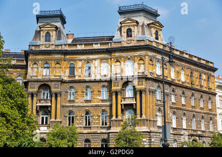 Vieille et belle façade de l'immeuble à Budapest, en Hongrie, en Europe. Kodaly korond est un cirque carré avec un cadre joliment peint ancien bu Banque D'Images