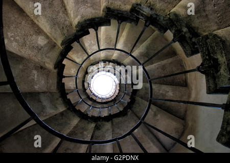 Ancien escalier en colimaçon situé dans l'immense parc de la Villa Pisani, dans la ville de Stra, Italie Banque D'Images