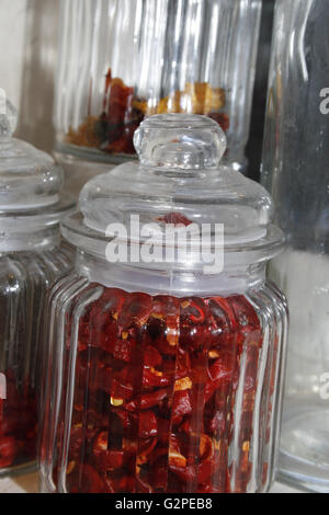 Poivrons rouges déshydratés dans des bocaux en verre Capsicum Banque D'Images