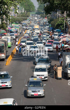 Embouteillage sur une rue principale, Yangon, Myanmar Banque D'Images