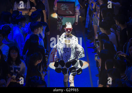 Wuhan, Hubei, Chine. 01 Juin, 2016. Marcher dans le modèle à un défilé de mode des élèves qui conçu par les diplômés de l'École de la mode dans le cadre de l'Institut des beaux-arts de Shanghai lors d'un fashion show de Wuhan en Chine centrale, la province du Hubei, le 24 mai 2016. PHOTO Credit : CPRESS LIMITED/Alamy Live News Banque D'Images