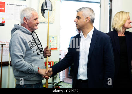 Londres, Royaume-Uni. 1er juin 2016. Sadiq Khan rencontre Richard, l'âge de 63 ans. Le maire de Londres, Sadiq Khan se joint aux Londoniens âgés et des bénévoles de tous âges dans un tournoi de billard et de faire plus d'un centre communautaire, jardin, comme il s'engage à faire de l'intégration sociale au cœur des priorités. Les bénévoles prennent part à faire ÔRun LondonÕs Équipe qui GoodÕ VolunteersÕ marque le début de semaine et un mois d'activités pour le volontariat européen de Londres : Crédit Capital Dinendra Haria/Alamy Live News Banque D'Images