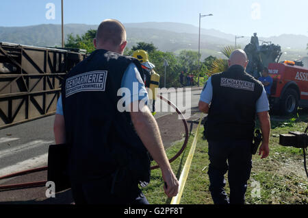 31 mai 2016 - Etang-SalÃ, Réunion, France - Exercice de sécurité civile, NOVICAREX la simulation d'un accident d'autobus scolaire complète et la mise en œuvre du ''ORSEC NoVi'' (pour de nombreuses victimes), a eu lieu mardi matin à l'Etang SalÃ © Valerie Koch/ZUMA/Alamy Fil Live News Banque D'Images