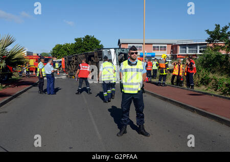 31 mai 2016 - Etang-SalÃ, Réunion, France - Exercice de sécurité civile, NOVICAREX la simulation d'un accident d'autobus scolaire complète et la mise en œuvre du ''ORSEC NoVi'' (pour de nombreuses victimes), a eu lieu mardi matin à l'Etang SalÃ (crédit Image : © Valérie Koch via Zuma sur le fil) Banque D'Images