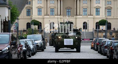 Dresde, Allemagne. 01 Juin, 2016. 'Un véhicule de reconnaissance" des forces armées américaines en Europe disques durs du Musée d'histoire militaire à l'Autobahn à Dresde, Allemagne, 01 juin 2016. À l'occasion de l'opération de l'OTAN 'aber grève 16' (30 mai au 02 juin 2016), American Stryker et véhicules Les véhicules des Forces armées allemandes actuelles seront présentées au public en face du musée. Photo : ARNO BURGI/dpa/Alamy Live News Banque D'Images