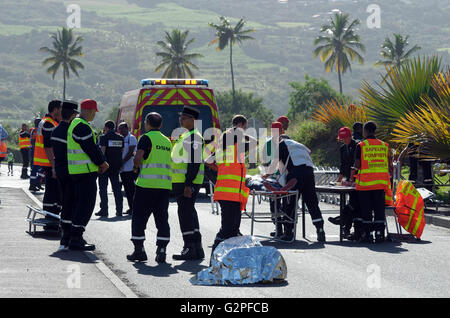 31 mai 2016 - Etang-SalÃ, Réunion, France - Exercice de sécurité civile, NOVICAREX la simulation d'un accident d'autobus scolaire complète et la mise en œuvre du ''ORSEC NoVi'' (pour de nombreuses victimes), a eu lieu mardi matin à l'Etang SalÃ © Valerie Koch/ZUMA/Alamy Fil Live News Banque D'Images