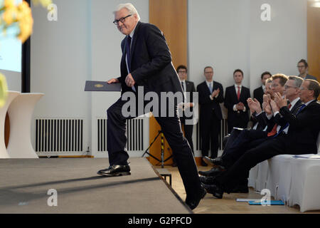 Berlin, Allemagne. 01 Juin, 2016. Le ministre allemand des affaires étrangères, Frank-Walter STEINMEIER (SPD) prend part à un événement pour la Journée des Casques bleus au ministère des Affaires étrangères à Berlin, Allemagne, 01 juin 2016. Photo : MAURIZIO GAMBARINI/dpa/Alamy Live News Banque D'Images