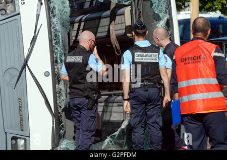 31 mai 2016 - Etang-SalÃ, Réunion, France - Exercice de sécurité civile, NOVICAREX la simulation d'un accident d'autobus scolaire complète et la mise en œuvre du ''ORSEC NoVi'' (pour de nombreuses victimes), a eu lieu mardi matin à l'Etang SalÃ © Valerie Koch/ZUMA/Alamy Fil Live News Banque D'Images