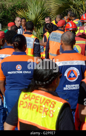 31 mai 2016 - Etang-SalÃ, Réunion, France - Exercice de sécurité civile, NOVICAREX la simulation d'un accident d'autobus scolaire complète et la mise en œuvre du ''ORSEC NoVi'' (pour de nombreuses victimes), a eu lieu mardi matin à l'Etang SalÃ © Valerie Koch/ZUMA/Alamy Fil Live News Banque D'Images