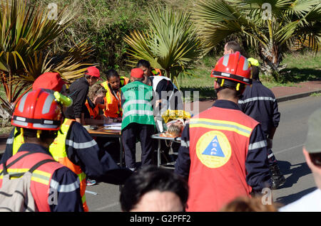 31 mai 2016 - Etang-SalÃ, Réunion, France - Exercice de sécurité civile, NOVICAREX la simulation d'un accident d'autobus scolaire complète et la mise en œuvre du ''ORSEC NoVi'' (pour de nombreuses victimes), a eu lieu mardi matin à l'Etang SalÃ © Valerie Koch/ZUMA/Alamy Fil Live News Banque D'Images