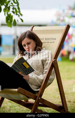 Hay-on-Wye, au Royaume-Uni. Le mercredi 01 juin 2016 Une jeune femme lit un livre sur un transat, dans le beau temps à hay au Hay Festival, Powys, Wales, UK : Crédit D Legakis/Alamy Live News Banque D'Images