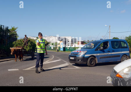 31 mai 2016 - Etang-SalÃ, Réunion, France - Exercice de sécurité civile, NOVICAREX la simulation d'un accident d'autobus scolaire complète et la mise en œuvre du ''ORSEC NoVi'' (pour de nombreuses victimes), a eu lieu mardi matin à l'Etang SalÃ © Valerie Koch/ZUMA/Alamy Fil Live News Banque D'Images