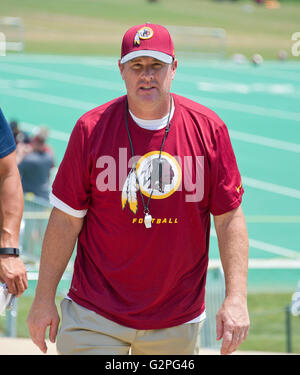 Redskins de Washington l'entraîneur-chef Jay Gruden quitte le terrain à la suite d'une activité d'équipe organisé (OTA) au parc Redskins à Ashburn, en Virginie, le mercredi 1 juin 2016. Credit : Ron Sachs/CNP Banque D'Images