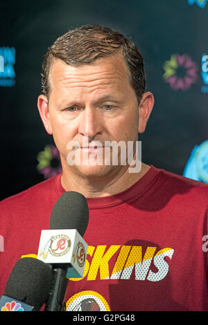 Redskins de Washington coordonnateur défensif Joe Barry rencontre les médias après une équipe organisée de l'activité (OTA) au parc Redskins à Ashburn, en Virginie, le mercredi 1 juin 2016. Credit : Ron Sachs/CNP Banque D'Images