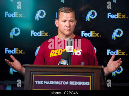 Redskins de Washington coordonnateur défensif Joe Barry rencontre les médias après une équipe organisée de l'activité (OTA) au parc Redskins à Ashburn, en Virginie, le mercredi 1 juin 2016. Credit : Ron Sachs/CNP Banque D'Images