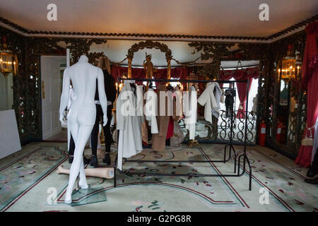 Londres, Angleterre. 1 juin 2016. Designer Lee Paton, du patrimoine écossais et français, produit des collections prêt-à-porter ainsi que des créations sur mesure comme indiqué à sa journée de la presse à l'Hôtel Dorchester à Mayfair. Crédit : Peter Hogan/Alamy Live News Banque D'Images