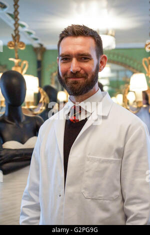 Londres, Angleterre. 1 juin 2016. Designer Lee Paton, du patrimoine écossais et français, pose pour la caméra. Il produit un haut de gamme prêt-à-porter ainsi que des créations sur mesure comme indiqué à sa journée de la presse à l'Hôtel Dorchester à Mayfair. Crédit : Peter Hogan/Alamy Live News Banque D'Images