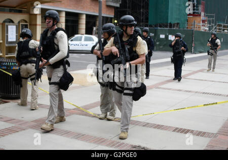 Westwood CA. 1er juin 2016. LAPD SWAT à l'UCLA après un meurtre-suicide mercredi matin à l'UCLA laissé deux morts, et invité un campus-wide lockdown, selon le service de police de Los Angeles.'à environ 10 ce matin, d'un homicide et d'un suicide a eu lieu dans le secteur sud, ' le chef de la police de Los Angeles, Charlie Beck a déclaré dans une conférence de presse. "Il semble qu'il a été entièrement compris. Nous croyons qu'il n'y a pas de suspects en circulation et aucune menace de poursuite de campus de l'UCLA. Nous sommes dans le processus de libération de la campus. © Gene Blevins/ZUMA/Alamy Fil Live News Banque D'Images