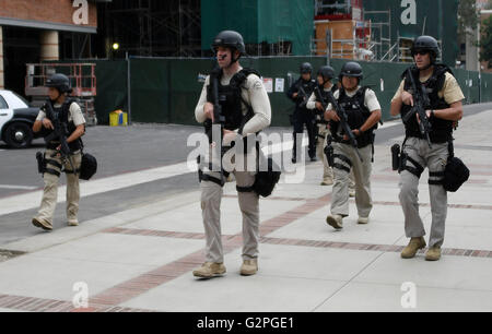 Westwood CA. 1er juin 2016. LAPD SWAT à l'UCLA après un meurtre-suicide mercredi matin à l'UCLA laissé deux morts, et invité un campus-wide lockdown, selon le service de police de Los Angeles.'à environ 10 ce matin, d'un homicide et d'un suicide a eu lieu dans le secteur sud, ' le chef de la police de Los Angeles, Charlie Beck a déclaré dans une conférence de presse. "Il semble qu'il a été entièrement compris. Nous croyons qu'il n'y a pas de suspects en circulation et aucune menace de poursuite de campus de l'UCLA. Nous sommes dans le processus de libération de la campus. © Gene Blevins/ZUMA/Alamy Fil Live News Banque D'Images