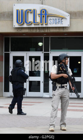 Westwood CA. 1er juin 2016. LAPD SWAT à l'UCLA après un meurtre-suicide mercredi matin à l'UCLA laissé deux morts, et invité un campus-wide lockdown, selon le service de police de Los Angeles.'à environ 10 ce matin, d'un homicide et d'un suicide a eu lieu dans le secteur sud, ' le chef de la police de Los Angeles, Charlie Beck a déclaré dans une conférence de presse. "Il semble qu'il a été entièrement compris. Nous croyons qu'il n'y a pas de suspects en circulation et aucune menace de poursuite de campus de l'UCLA. Nous sommes dans le processus de libération de la campus. © Gene Blevins/ZUMA/Alamy Fil Live News Banque D'Images