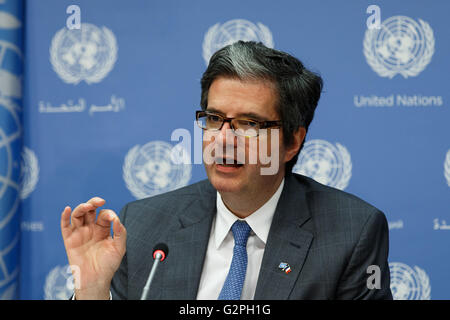 Organisation des Nations Unies, siège des Nations Unies à New York. 1er juin 2016. François Delattre, Représentant permanent de la France auprès de l'Organisation des Nations Unies et rotation de président du Conseil de sécurité des Nations Unies pour le mois de juin, parle à la presse au siège des Nations Unies à New York, 1 juin 2016. Le Conseil de sécurité des Nations Unies le mercredi ont condamné dans les termes les plus forts" une attaque terroriste le mardi contre le camp de l'Organisation des Nations Unies mission multidimensionnelle intégrée pour la stabilisation au Mali (MINUSMA) dans la région de Gao, au nord du Mali, au cours de laquelle un soldat chinois a été tué. Credit : Muzi Li/Xinhua/Alamy Live News Banque D'Images