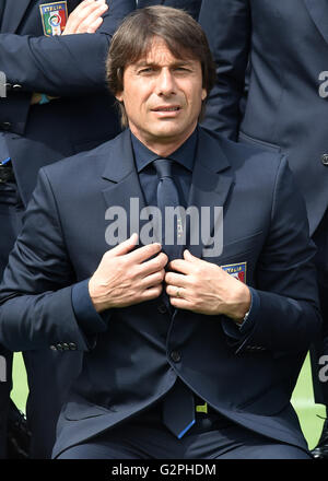 Florence, Italie. 1er juin 2016. L'entraîneur chef de l'équipe nationale italienne Antonio Conte réagit au cours de leur séance photo d'équipe officielle au centre de formation de Coverciano, près de Florence, Italie, 1 juin 2016. © Alberto Lingria/Xinhua/Alamy Live News Banque D'Images