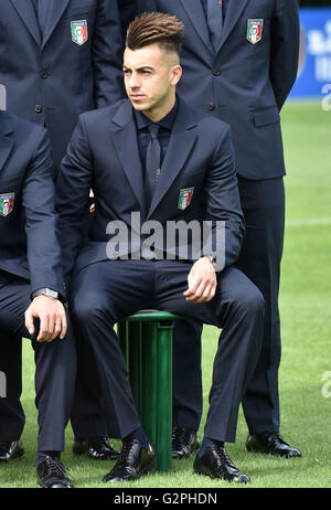 Florence, Italie. 1er juin 2016. El Sharaawy italien de l'équipe nationale de soccer réagit au cours de la photo d'équipe officielle à la prise de vue formation Coverciano, près de Florence, Italie, 1 juin 2016. © Alberto Lingria/Xinhua/Alamy Live News Banque D'Images