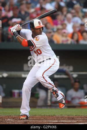 Baltimore, Maryland, USA. 01 Juin, 2016. Baltimore Orioles CF Adam Jones (10) au bâton lors d'un match contre les Red Sox de Boston à l'Oriole Park at Camden Yards de Baltimore, MD, le 1 juin 2016. Photo/ Mike Buscher/Cal Sport Media Credit : Cal Sport Media/Alamy Live News Banque D'Images