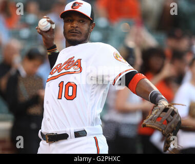 Baltimore, Maryland, USA. 01 Juin, 2016. Baltimore Orioles CF Adam Jones (10) se réchauffe avant le début d'un match contre les Red Sox de Boston à l'Oriole Park at Camden Yards de Baltimore, MD, le 1 juin 2016. Photo/ Mike Buscher/Cal Sport Media Credit : Cal Sport Media/Alamy Live News Banque D'Images