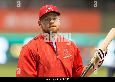 Milwaukee, WI, USA. 31 mai, 2016. Cardinals de Saint-Louis premier but Brandon Moss # 37 avant le match de la Ligue Majeure de Baseball entre les Brewers de Milwaukee et les Cardinals de Saint-Louis au Miller Park de Milwaukee, WI. Cardinaux défait les Brewers 10-3. John Fisher/CSM/Alamy Live News Banque D'Images