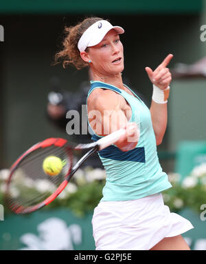 Paris, France. 1er juin 2016. Samantha Stosur de l'Australie hits un retour à Tsvetana Pironkova de Bulgarie au cours du quart de finale dames Roland Garros 2016 à l'Open de tennis français à Paris, France, 1 er juin 2016. Stosur a gagné 2-0. Credit : Han Yan/Xinhua/Alamy Live News Banque D'Images