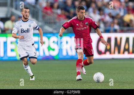 01 juin 2016 : Ottawa Fury FC Carl Haworth (17) s'exécute avec le ballon, alors que Russell Teibert Whitecaps de Vancouver (31) Chasse au cours de l'Amway Championnat match entre Ottawa et Vancouver Whitecaps FC Fury à TD Place Stadium à Ottawa, ON, Canada. Ottawa Fury FC a remporté la première étape de la demi-finale 2-0. Daniel Lea/CSM Banque D'Images