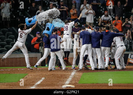 Houston, TX, USA. 1er juin 2016. Le voltigeur des Houston Astros Jake Marisnick (6) jette un seau d'eau sur Houston Astros droit fielder George Springer (4) comme les Astros de Houston célébrer un walk off accueil exécuté lors de la partie de baseball de ligue majeure entre les Diamondbacks de l'Arizona et les Astros de Houston au Minute Maid Park de Houston, TX. Les Astros défait les Diamondbacks 5-4 en 11 manches Tim Warner/CSM/Alamy Live News Banque D'Images