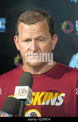 Ashburn, Virginia, USA. 1er juin 2016. Redskins de Washington coordonnateur défensif Joe Barry rencontre les médias après une équipe organisée de l'activité (OTA) au parc Redskins à Ashburn, en Virginie, le mercredi 1 juin 2016.Crédit : Ron Sachs/CNP © Ron Sachs/CNP/ZUMA/Alamy Fil Live News Banque D'Images